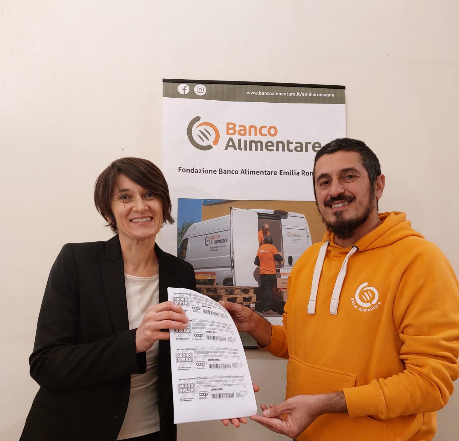 l'assessora Spadoni  con Gianluca Benini, direttore della fondazione Banco alimentare 