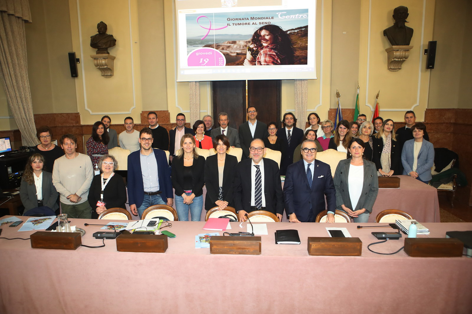 foto di gruppo della giornata in Consiglio comunale